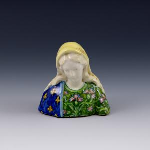 Busto di Madonna con manto decorato con gigli stilizzati e garofani